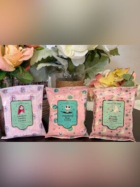 🆕🪷 ENCHANTE “THE NIGHTMARE BEFORE CHRISTMAS” FACIAL WIPES SET. BRAND NEW.